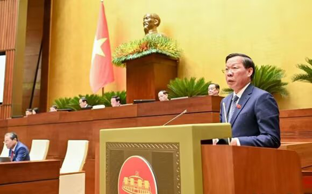 Chủ nhiệm Ủy ban Kinh tế và Tài chính của Quốc hội Phan Văn Mãi trình bày báo cáo.